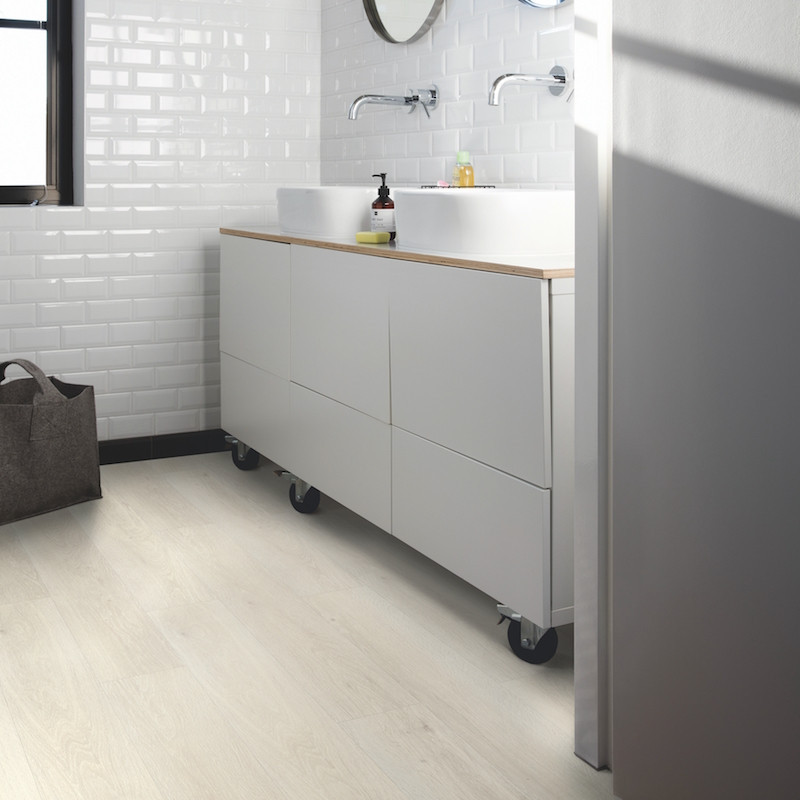 Lame PVC clipsable "Chêne brise marine clair PUCL40079" - Livyn Pulse Click QUICK STEP (résistant)