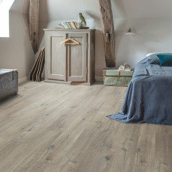 Lame PVC clipsable "Chêne coton gris avec traits de scie PUCL40106" - Livyn Pulse Click QUICK STEP (résistant)