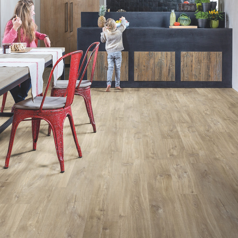 Lame PVC clipsable "Chêne canyon brun clair aspect raboté BACL40031" - Livyn Balance Click QUICK STEP (résistant)