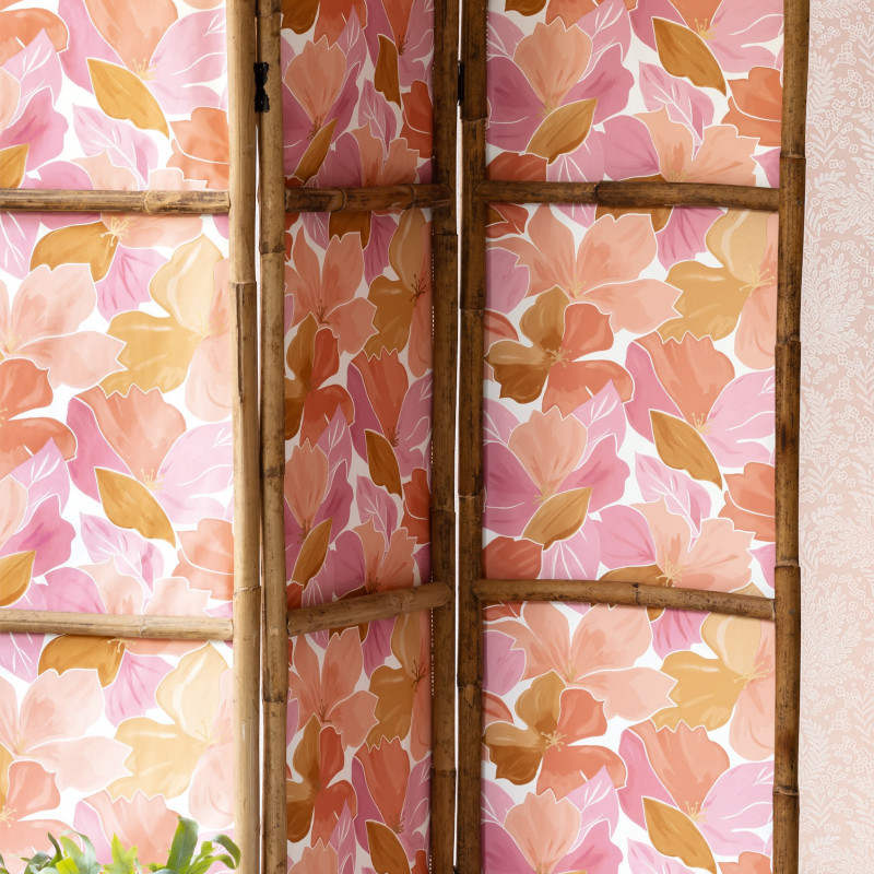 Papier peint à motif AUGUST rose corail doré FLP101884032 - FLOWER POWER - CASELIO