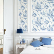 Papier Peint intissé Scène d'été bleu porcelaine - LES BELLES TOILES DE JOUY - Casadeco - LBTJ87916217