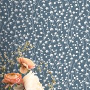 Papier peint Lily of the Valley bleu nuit - FLOWER MARKET - Casadeco - FLOM89246435