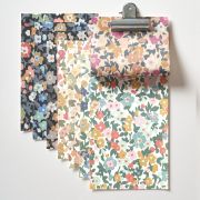 Papier peint Pansy bleu et jaune - FLOWER MARKET - Casadeco - FLOM89216329