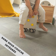 Dalle PVC clipsable - Roche bétonnée - AVSTT40234 - Oro Base - Alpha Vinyl - QUICK STEP (SANS SOUS-COUCHE INTÉGRÉE)