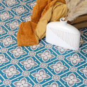 Sol PVC - Alma Peps - carreaux de ciment fleur bleu, gris blanc - Booster - GERFLOR - rouleau 2M