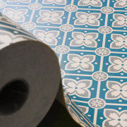 Sol PVC - Alma Peps - carreaux de ciment fleur bleu, gris blanc - Booster - GERFLOR - rouleau 2M