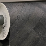 Sol PVC - Marilyn 599 - Parquet chevron noir gris - Bingo - Essential - IVC - rouleau 4M