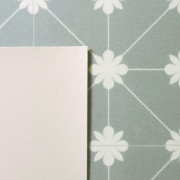 Sol PVC - Madeline 524 Carreaux de ciment fleur vert d'eau - Alegria - IVC - rouleau 2M
