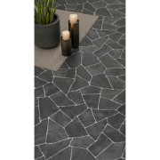 Sol PVC - Néro 579 - Dalle opus incertum gris anthracite et blanc - Bingo - Essential - IVC - rouleau 3M