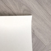 Sol PVC - Giuliano 582 - Parquet Chevron chêne gris - Superior Comfytex par IVC - rouleau 4M