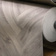 Sol PVC - Giuliano 582 - Parquet Chevron chêne gris - Superior Comfytex par IVC - rouleau 4M