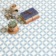 Sol PVC - Magali carrelage origami blanc et bleu nordique- Bingo - Essential - IVC - rouleau 2M