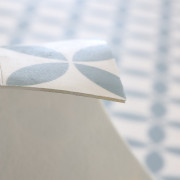 Sol PVC - Magali carrelage origami blanc et bleu nordique- Bingo - Essential - IVC - rouleau 2M