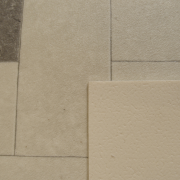 Sol PVC - ATRIA 583 - Carrelage cabochon noir - Bingo - Essential - IVC - rouleau 3M
