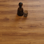 Sol PVC - Charlie 547 - parquet chêne foncé - Bingo - Essential - IVC - rouleau 2M
