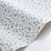 Papier peint intissé Victoire bleu porcelaine  - Maison de Famille - Casadeco - FAMI202696601