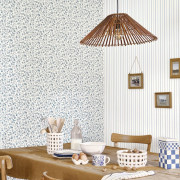 Papier peint intissé Aube bleu porcelaine - Maison de Famille - Casadeco - FAMI202726033